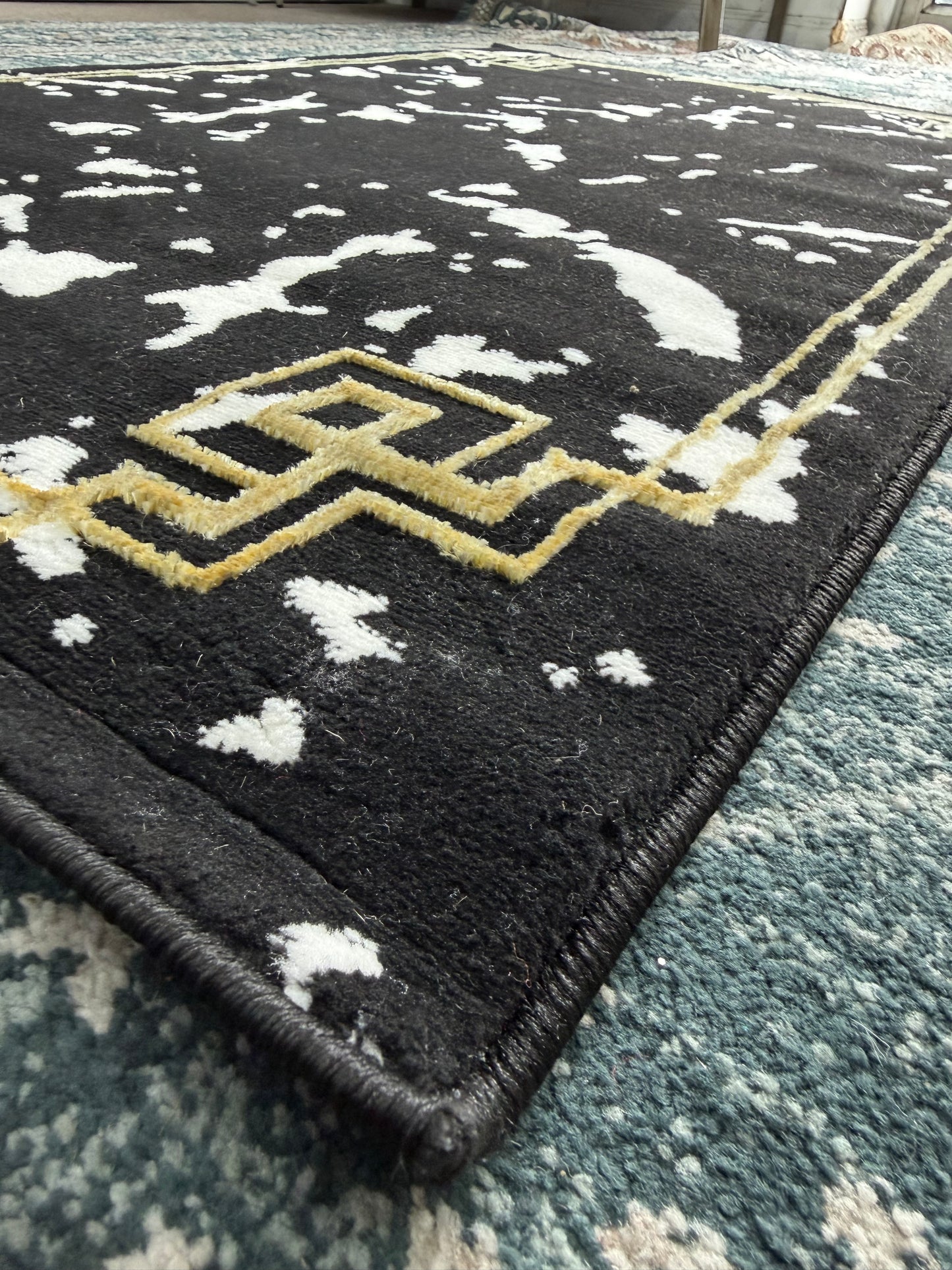 Regal Area Rug – Black and Gold (3x4)